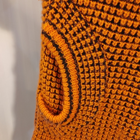 Fun Vintage Sweater - Picture 7 of 9